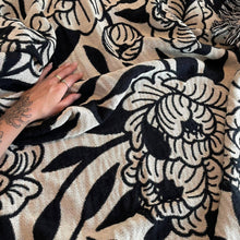 Load image into Gallery viewer, Peony blanket
